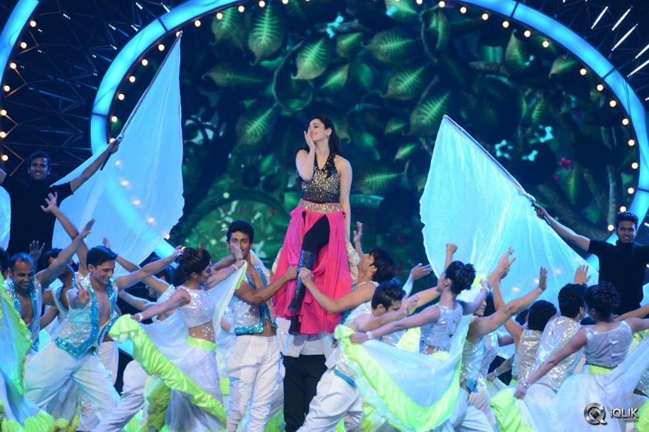 Tamannaah-Dance-Performance-at-IIFA-Utsavam-2016